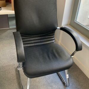 Fauteuil en simili cuir, piétement luge en métal.
105 x 60 x 60 cm.
Localisation : 6 rue Duret - 75116 Paris.
(ES 13.)