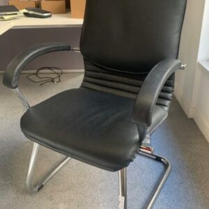 Fauteuil en simili cuir, piétement luge en métal.
105 x 60 x 60 cm.
Localisation : 6 rue Duret - 75116 Paris.
(ES 13.) – Image 2