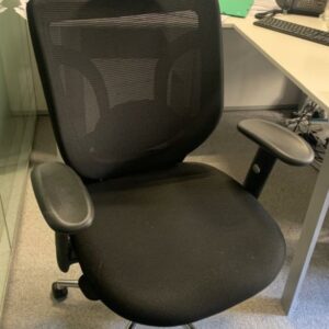 Fauteuil de bureau  de marque Ergo King, assise en tissu noir, dossier en résille noire, piétement à roulettes.
3 unités, vendu avec faculté de réunion. Localisation : 6 rue Duret - 75116 Paris.
(ES., 2 Bas G., 2-65, 517B, 518)