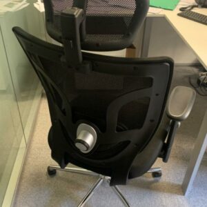 Fauteuil de bureau  de marque Ergo King, assise en tissu noir, dossier en résille noire, piétement à roulettes.
3 unités, vendu avec faculté de réunion. Localisation : 6 rue Duret - 75116 Paris.
(ES., 2 Bas G., 2-65, 517B, 518) – Image 2
