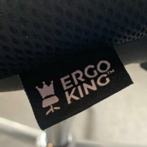 Fauteuil de bureau  de marque Ergo King, assise en tissu noir, dossier en résille noire, piétement à roulettes.
3 unités, vendu avec faculté de réunion. Localisation : 6 rue Duret - 75116 Paris.
(ES., 2 Bas G., 2-65, 517B, 518) – Image 3