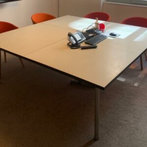 Table de réunion, plateau en bois blanc, piétement en métal.
72 x 200 x 200 cm.
Localisation : 6 rue Duret - 75116 Paris.
(RDC Salle Bordeaux.)