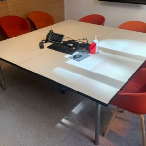 Table de réunion, plateau en bois blanc, piétement en métal.
72 x 200 x 200 cm.
Localisation : 6 rue Duret - 75116 Paris.
(RDC Salle Bordeaux.) – Image 3