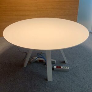 Table ronde en bois blanc. 6 unités. Vendu à l'unité avec faculté de réunion. 75 x Ø140 cm. Localisation : 6 rue Duret - 75116 Paris.
(RDC Barcelone., Lyon., Ho Chi Minh., Hanoi., Singapour., Biblio. -2.)