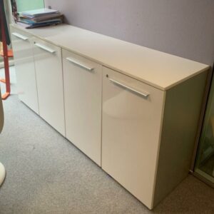 Ensemble d'armoires basses, en bois blanc et parois en gris. 16 Unités, Armoire simple. 85 x 90 x 45 cm. 4 Unités avec Deux armoires rassemblées. 85 x 180 x 45 cm. 3 Unités avec Trois armoires rassemblées. 85 x 270 x 45 cm. Localisation : 6 rue Duret - 75116 Paris.
16 : (Cuisine -1, RDC Singapour, 1-25, 1-37, 1-38, 1-39, 1 -41, 2-62, 2-65, 3-82, 3-84, 517B) 4 :(2-67, 2-66, 3-92, 3-83) et 3 : (3-82, 3-87, 3-90) – Image 4