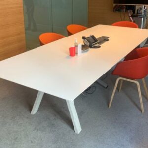 Table de réunion, plateau en bois blanc avec trappe technique, piétement en métal.
75 x 300 x 120 cm.
Localisation : 6 rue Duret - 75116 Paris.
(RDC salle Shanghai.)