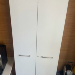 Armoire haute en bois blanc, 5 étagères.
225 x 84 x 40 cm.
Localisation : 6 rue Duret - 75116 Paris.
(Cuisine RDC haut)