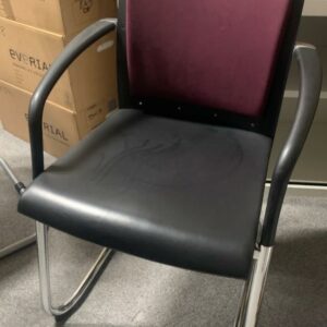 Chaise assise en cuir et dossier en tissus bordeaux piètement type luge chromé.
4 unités, vendu avec faculté de réunion.
Localisation : 6 rue Duret - 75116 Paris.
(Salle de réunion au 5e)