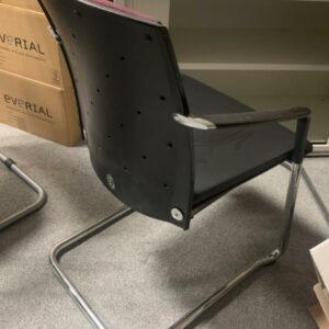 Chaise assise en cuir et dossier en tissus bordeaux piètement type luge chromé.
4 unités, vendu avec faculté de réunion.
Localisation : 6 rue Duret - 75116 Paris.
(Salle de réunion au 5e) – Image 2