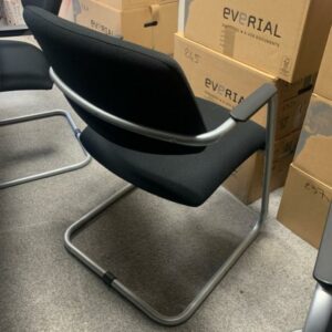 Fauteuil design Sergio Bellin, modèle Passe-partout, édition Sitland. En tissu noir, piétement luge en métal.
 83 x 56 x 56 cm.
5 unités, vendu avec faculté de réunion.
Localisation : 6 rue Duret - 75116 Paris.
(Salle de réunion au 5e, 512, 517A) – Image 2
