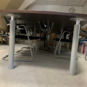 Table de réunion, plateau en bois, chêne foncé, 4 pieds en métal gris, et 4 trappes techniques.
75 x 380 x 140 cm.
Localisation : 6 rue Duret - 75116 Paris.
(Salle de réu. 5e) – Image 3