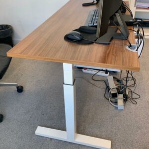 Bureau de marque Haworth, plateau en bois, piètement en T, métal blanc. 72 x 140 x 70 cm. 4 unités, vendu avec faculté de réunion.
Localisation : 6 rue Duret - 75116 Paris.
(512., 517A., 518, 519) – Image 2