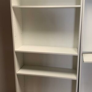 Armoire haute en bois blanc.
11 unités. vendu avec faculté de réunion.
200 x 90 x 33 cm.
Localisation : 6 rue Duret - 75116 Paris.
(2-62, 3-93, 3-84, 3-71B, 3-72)