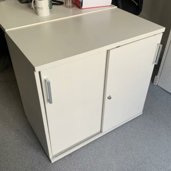 Armoire basse en bois blanc à portes coulissantes.
3 Unités. version courte
72 x 80 x 43 cm
1 Unité version longue
72 x 120 x 43 cm 
vendu avec faculté de réunion.
Localisation : 6 rue Duret - 75116 Paris.
(2-53, Open Sp. 2, 512 long, 517A)
