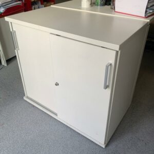 Armoire basse en bois blanc à portes coulissantes.
3 Unités. version courte
72 x 80 x 43 cm
1 Unité version longue
72 x 120 x 43 cm 
vendu avec faculté de réunion.
Localisation : 6 rue Duret - 75116 Paris.
(2-53, Open Sp. 2, 512 long, 517A) – Image 2