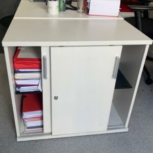 Armoire basse en bois blanc à portes coulissantes.
3 Unités. version courte
72 x 80 x 43 cm
1 Unité version longue
72 x 120 x 43 cm 
vendu avec faculté de réunion.
Localisation : 6 rue Duret - 75116 Paris.
(2-53, Open Sp. 2, 512 long, 517A) – Image 3