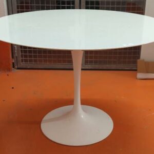 Table ovale design Eero Saarinen modèle Tulip édition Knoll, plateau en marbre blanc reposant sur un pied central en acier laqué blanc.(2 petits éclats au plateau). 72 x 107 cm. Localisation : 5 avenue Kleber - 75116 Paris