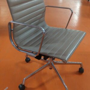 Fauteuil pivotant ajustable en hauteur design Charles et Ray Eames modèle EA117 édition Vitra, structure en aluminium, garniture en cuir beige, piètement en étoile à 5 branches sur roulettes. 82 x 56 x 69 cm. 8 unités. Vendu à l'unité avec faculté de réunion. Localisation : 5 avenue Kleber - 75116 Paris