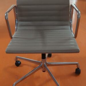 Fauteuil pivotant ajustable en hauteur design Charles et Ray Eames modèle EA117 édition Vitra, structure en aluminium, garniture en cuir beige, piètement en étoile à 5 branches sur roulettes. 82 x 56 x 69 cm. 8 unités. Vendu à l'unité avec faculté de réunion. Localisation : 5 avenue Kleber - 75116 Paris – Image 2