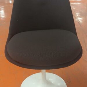 Chaise dans le goût du modèle Tulip Chair de Eero Saarinen, coque en plastique blanc, garniture en tissu gris anthracite, coussin d'assise amovible, piétement en acier laqué blanc. 81 x 50 x 66 cm. (usures). 11 unités. Vendu à l'unité avec faculté de réunion. Localisation : 5 avenue Kleber - 75116 Paris – Image 3