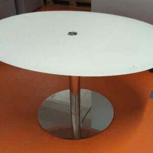 Table de réunion ovale, plateau en verre fumé blanc avec trappe passe câble centrale reposant sur un pied colonne en acier chromé. 73 x 140 x 107 cm. Localisation : 5 avenue Kleber - 75116 Paris
