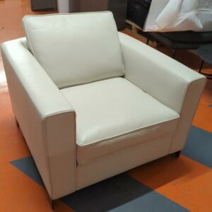 Fauteuil design Rodolfo Dordoni modèle Williams édition Minotti recouvert de cuir blanc cassé, 4 pieds en acier laqué noir, coussins amovibles. 75 x 83 x 84 cm. 3 unités. Vendu à l'unité avec faculté de réunion. Localisation : 5 avenue Kleber - 75116 Paris