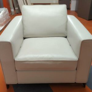 Fauteuil design Rodolfo Dordoni modèle Williams édition Minotti recouvert de cuir blanc cassé, 4 pieds en acier laqué noir, coussins amovibles. 75 x 83 x 84 cm. 3 unités. Vendu à l'unité avec faculté de réunion. Localisation : 5 avenue Kleber - 75116 Paris – Image 2