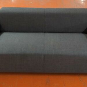 Canapé 3 / 4 places recouvert de tissu chiné gris anthracite. 62 x 190 x 88 cm. Localisation : 5 avenue Kleber - 75116 Paris