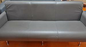 Canapé 3 places recouvert de cuir marron foncé reposant sur 6 pieds en acier chromé. 74 x 180 x 83 cm. 4 unités. Vendu à l'unité avec faculté de réunion. Localisation : 5 avenue Kleber - 75116 Paris