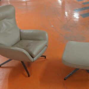Fauteuil de direction pivotant design Rodolfo Dordoni modèle Jensen édition Minotti recouvert de cuir beige, piètement en étoile à 4 branches en acier laqué noir, avec son ottoman. Dimension fauteuil : 93 x 82 x 78 cm. Dimension ottoman : 35 x 60 x 60 cm. Localisation : 5 avenue Kleber - 75116 Paris