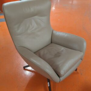 Fauteuil de direction pivotant design Rodolfo Dordoni modèle Jensen édition Minotti recouvert de cuir beige, piètement en étoile à 4 branches en acier laqué noir. 93 x 82 x 78 cm. Localisation : 5 avenue Kleber - 75116 Paris