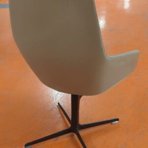 Fauteuil pivotant à retour automatique design Jean-Marie Massaud modèle Aston édition Arper recouvert de cuir beige, piètement en étoile à 4 branches en acier laqué noir. 104 x 65 x 60. 2 unités. Vendu à l'unité avec faculté de réunion. Localisation : 5 avenue Kleber - 75116 Paris – Image 3
