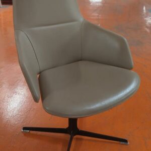 Fauteuil pivotant à retour automatique design Jean-Marie Massaud modèle Aston édition Arper recouvert de cuir beige, piètement en étoile à 4 branches en acier laqué noir. 104 x 65 x 60. 2 unités. Vendu à l'unité avec faculté de réunion. Localisation : 5 avenue Kleber - 75116 Paris