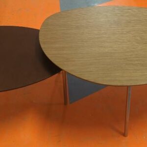 2 tables gigogne ovoides en bois design Jon GASCA modèle Éclipse édition Stua dont 1 à plateau finition noyer et 1 finition wenge. 30 x 68 x 56 cm et 25 x 55 x 43 cm. 4 unités. Vendu à l'unité avec faculté de réunion. Localisation : 5 avenue Kleber - 75116 Paris