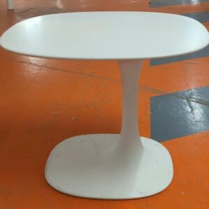 Table d'appoint design Fukasawa modèle Awa édition B&B Italia, en cristalplant et polyuréthane blanc. Usage intérieur ou extérieur. 50 x 58 x 45 cm. (usures). 6 unités. Vendu à l'unité avec faculté de réunion. Localisation : 5 avenue Kleber - 75116 Paris