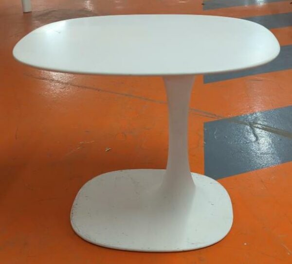 Table d'appoint design Fukasawa modèle Awa édition B&B Italia, en cristalplant et polyuréthane blanc. Usage intérieur ou extérieur. 50 x 58 x 45 cm. (usures). 6 unités. Vendu à l'unité avec faculté de réunion. Localisation : 5 avenue Kleber - 75116 Paris