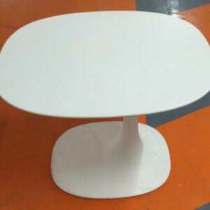 Table d'appoint design Fukasawa modèle Awa édition B&B Italia, en cristalplant et polyuréthane blanc. Usage intérieur ou extérieur. 50 x 58 x 45 cm. (usures). 6 unités. Vendu à l'unité avec faculté de réunion. Localisation : 5 avenue Kleber - 75116 Paris – Image 2