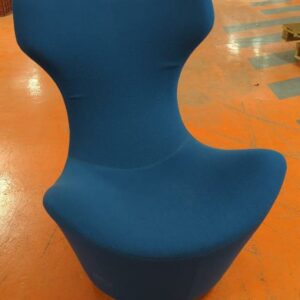 Fauteuil pivotant à haut dossier de marque B&B Italia modèle Grande Papilio recouvert de tissu bleu. 100 x 72 x 72 cm. 9 unités. Vendu à l'unité avec faculté de réunion. Localisation : 5 avenue Kleber - 75116 Paris