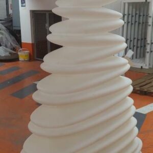 Lampadaire d'intérieur ou d'extérieur à led design Teresa Sapey modèle Chrismy édition Vondom en polyéthylène blanc. 210 x 152 x 35 cm. Localisation : 5 avenue Kleber - 75116 Paris