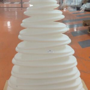 Lampadaire d'intérieur ou d'extérieur à led design Teresa Sapey modèle Chrismy édition Vondom en polyéthylène blanc. 106 x 73 x 23 cm. Localisation : 5 avenue Kleber - 75116 Paris