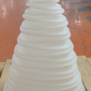 Lampadaire d'intérieur ou d'extérieur à led design Teresa Sapey modèle Chrismy édition Vondom en polyéthylène blanc. 51 x 37 x 21 cm. Localisation : 5 avenue Kleber - 75116 Paris