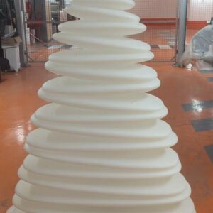 Lampadaire d'intérieur ou d'extérieur à led design Teresa Sapey modèle Chrismy édition Vondom en polyéthylène blanc. 155 x 112 x 26 cm. Localisation : 5 avenue Kleber - 75116 Paris