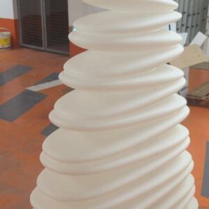 Lampadaire d'intérieur ou d'extérieur à led design Teresa Sapey modèle Chrismy édition Vondom en polyéthylène blanc. 155 x 112 x 26 cm. Localisation : 5 avenue Kleber - 75116 Paris – Image 2