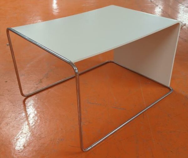 Table d'appoint design Pearson Lloyd modèle Parcs édition Bene à usage vertical ou horizontal, armature en acier chromé, plateau en bois stratifié blanc. 71 x 41 x 47 cm. 8 unités. Vendu à l'unité avec faculté de réunion. Localisation : 5 avenue Kleber - 75116 Paris