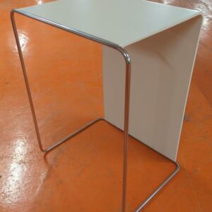 Table d'appoint design Pearson Lloyd modèle Parcs édition Bene à usage vertical ou horizontal, armature en acier chromé, plateau en bois stratifié blanc. 71 x 41 x 47 cm. 8 unités. Vendu à l'unité avec faculté de réunion. Localisation : 5 avenue Kleber - 75116 Paris – Image 2