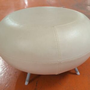 Pouf de marque Allermuir modèle Pebble en simili cuir surpiqué beige sur 4 pieds obliques en métal. 42 x 72 cm. 5 unités. Vendu à l'unité avec faculté de réunion. Localisation : 5 avenue Kleber - 75116 Paris