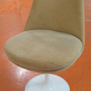 Chaise dans le goût du modèle Tulip Chair de Eero Saarinen, coque en plastique blanc, garniture en tissu velours côtelé beige. 80 x 60 x 55 cm. (usures). 28 unités. Vendu à l'unité avec faculté de réunion. Localisation : 5 avenue Kleber - 75116 Paris