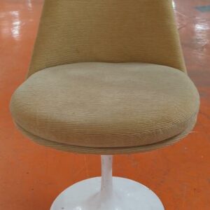 Chaise dans le goût du modèle Tulip Chair de Eero Saarinen, coque en plastique blanc, garniture en tissu velours côtelé beige. 80 x 60 x 55 cm. (usures). 28 unités. Vendu à l'unité avec faculté de réunion. Localisation : 5 avenue Kleber - 75116 Paris – Image 2