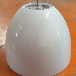 Suspension lumineuse abat-jour en métal laqué blanc, diffuseur opaque. 46 x 55 cm. 8 unités. Vendu à l'unité avec faculté de réunion. Localisation : 5 avenue Kleber - 75116 Paris