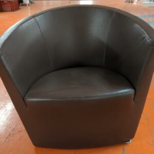 Chauffeuse design Pietro Arosio modèle Parentesi édition Tacchini recouverte de cuir marron foncé, piétement patins chromés. 72 x 75 x 70 cm. 6 unités. Vendu à l'unité avec faculté de réunion. Localisation : 5 avenue Kleber - 75116 Paris